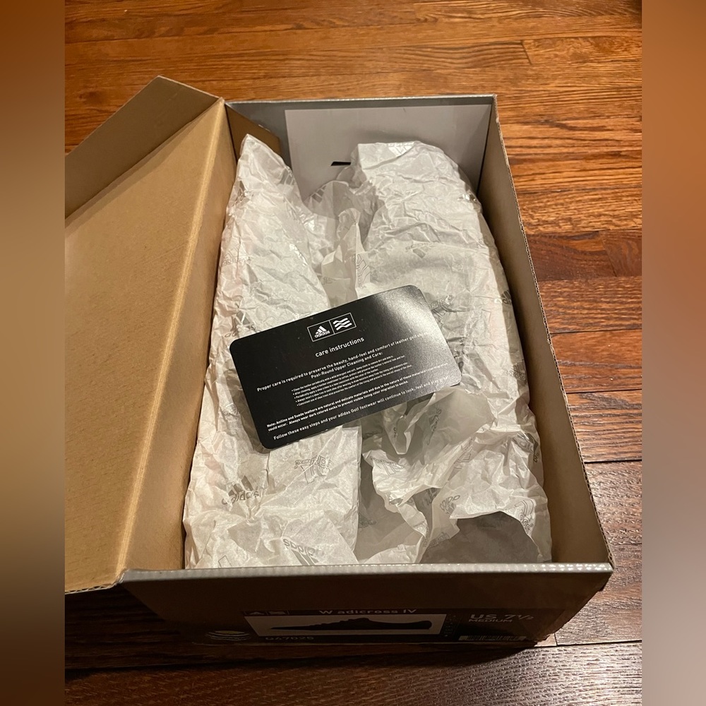 Adidas women’s golf shoes. Like new. Size 7.5 - Picture 6 of 7